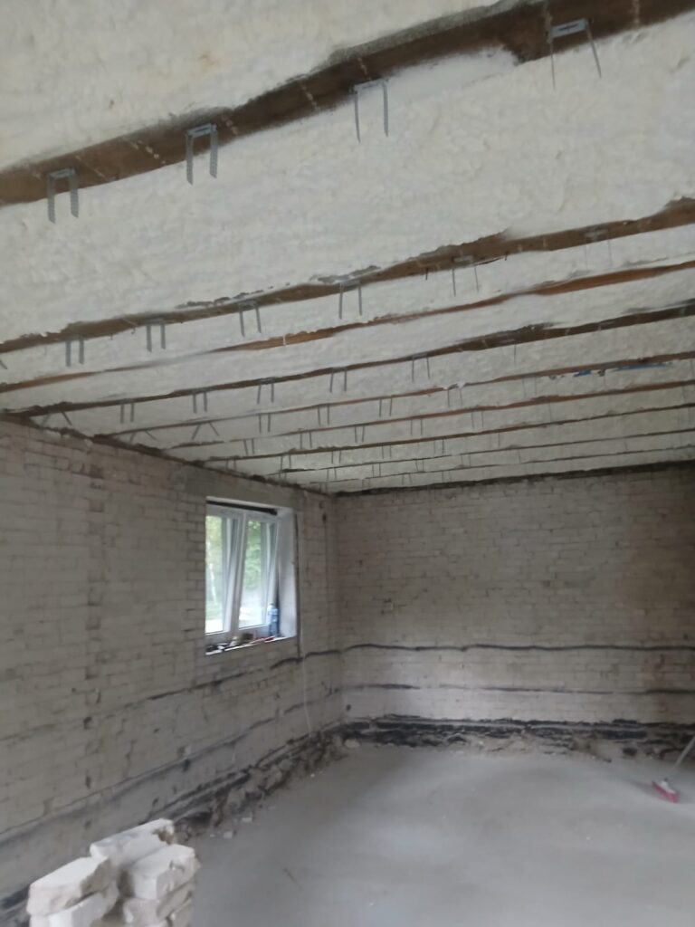 gotowa realizacja ocieplenia poddasza pianą pur w szczecinie