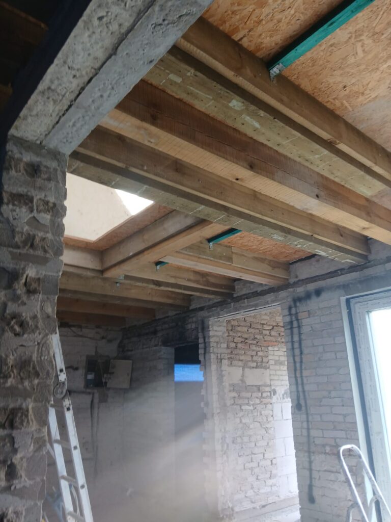 poddasz zdjęcie przed zastosowaniem piany pur