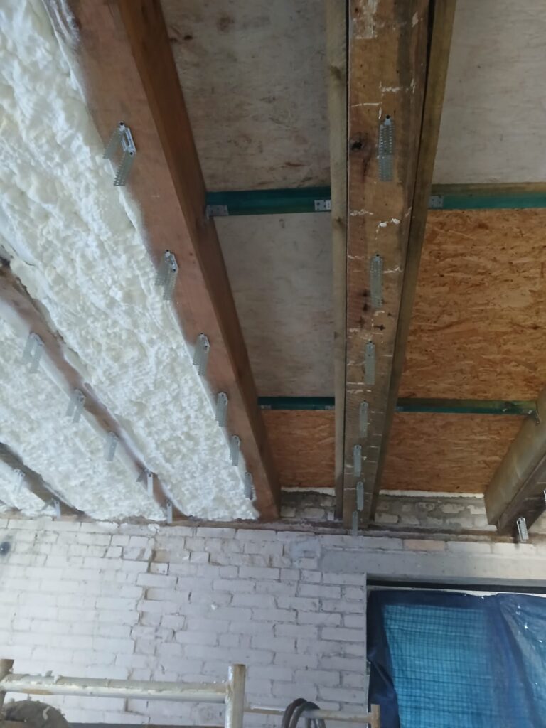 część poddasza pokryta pianą pur