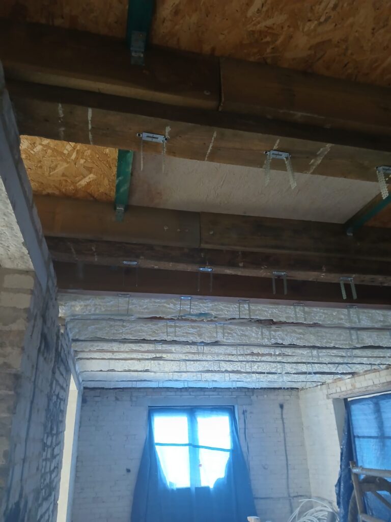 część dachu pokryta pianą pur