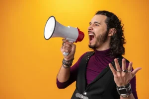 mężczyzna z megafonem
