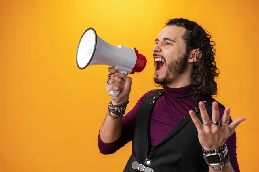 mężczyzna z megafonem